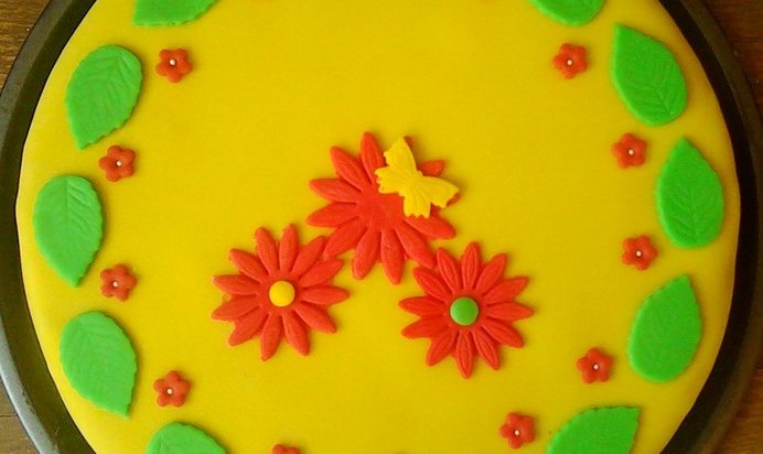 Торт из сгущенного молока со сметанным кремом и мастикой