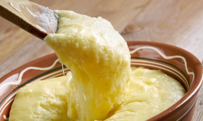 Полента с сыром, песто и нутом