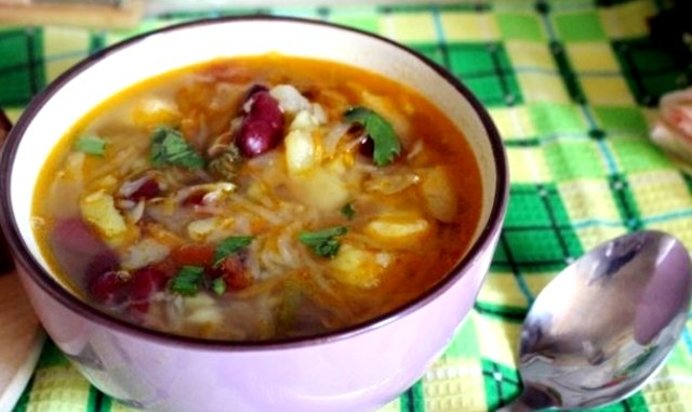 Щи из квашеной капусты с фасолью