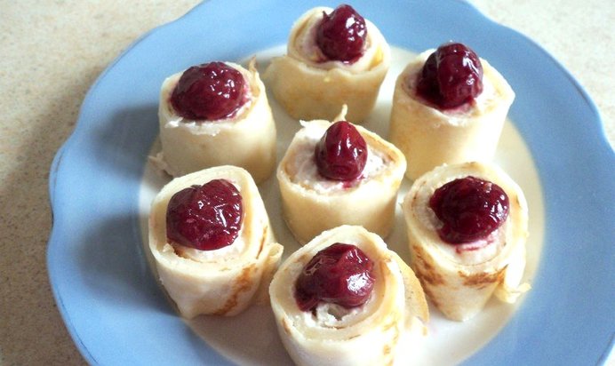 Роллы из блинов с творогом и фруктами