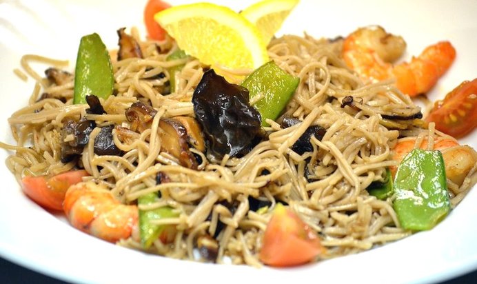 Гречневая лапша с грибами и королевскими креветками