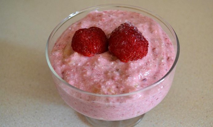 Творожный смузи с бананом и клубникой