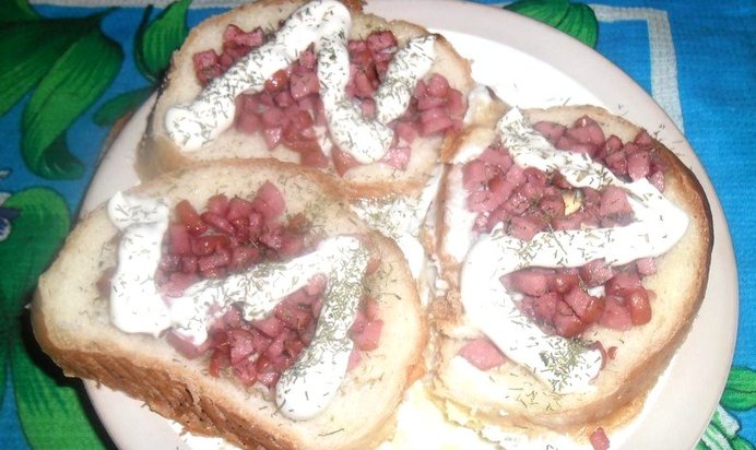 Бутерброды с яйцом и сосиской в микроволновке