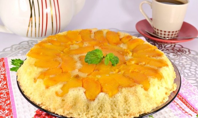 Шарлотка с персиками