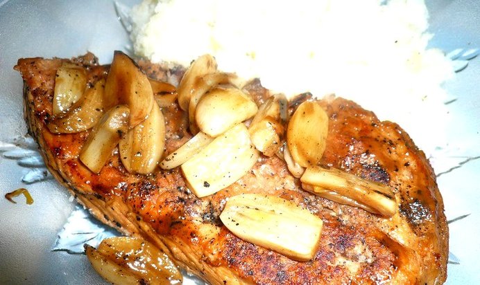 Свиной шницель с чесноком и лимонным соком
