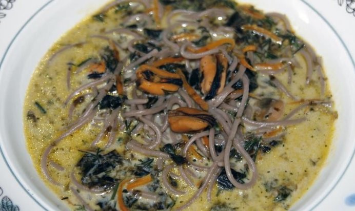 Сырный суп с гречневой лапшой и мидиями