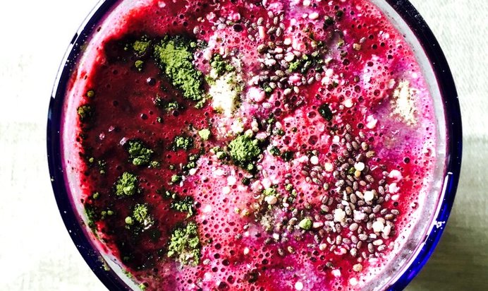 Смузи с черникой и бананом с добавлением чая матча