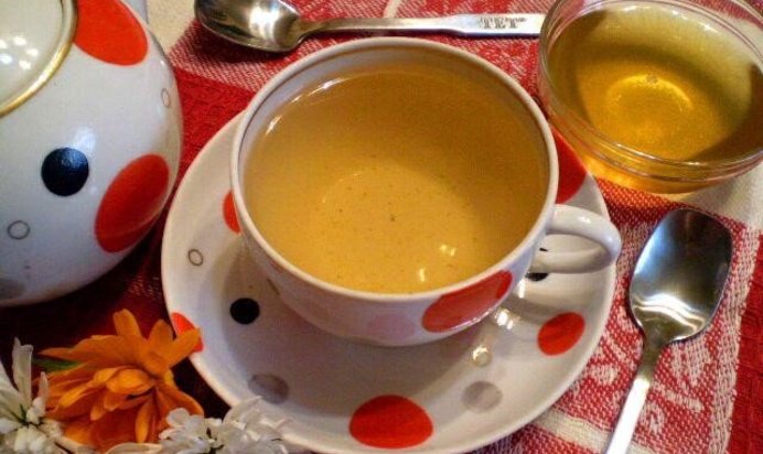 Шиповниковый чай с лепестками календулы