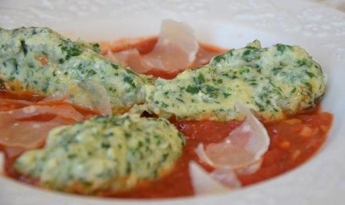 Оладьи из шпината в томатном соусе