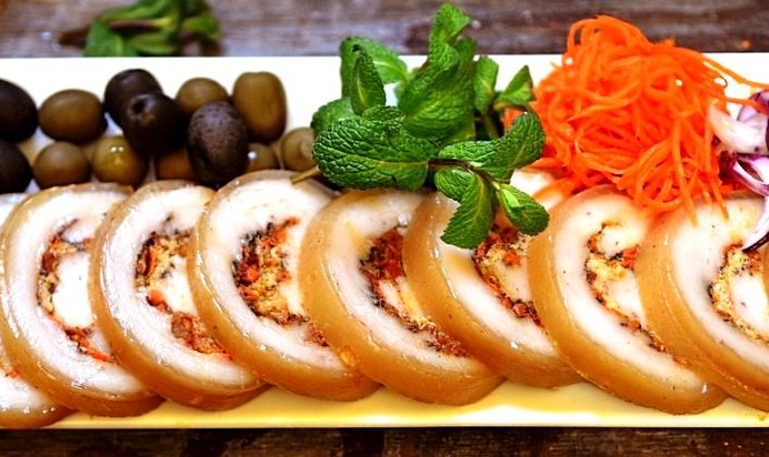 Рулет из свиного сала