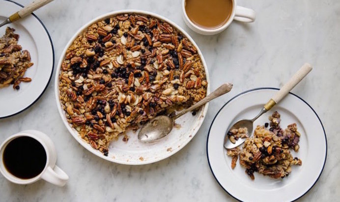 Овсянка, запеченная с черникой и орехами