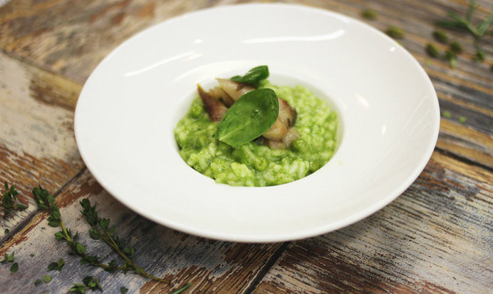 Зеленое ризотто с молодым горошком и копченой скумбрией
