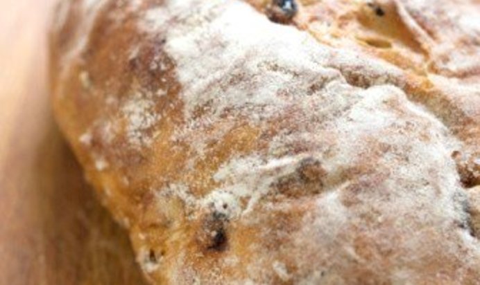 Пшенично-ржаной дрожжевой хлеб с изюмом и тмином