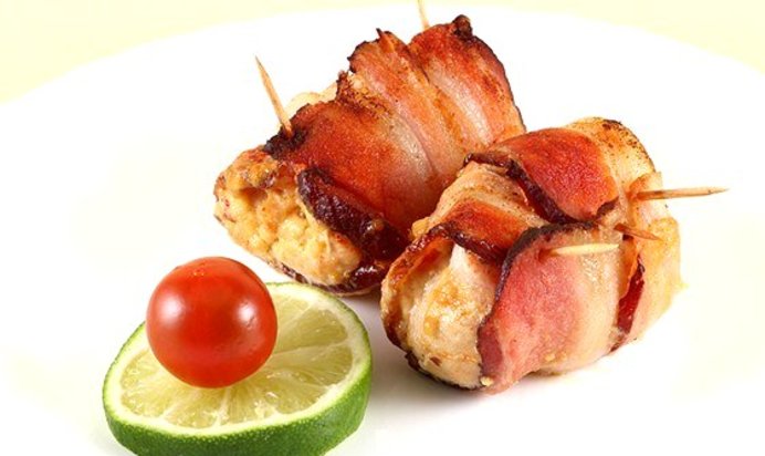 Рулеты из курицы и бекона с песто