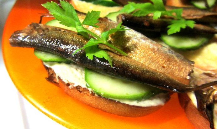 Бутерброды со шпротами и огурцом