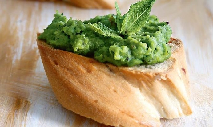 Тосты с пастой из зеленого горошка