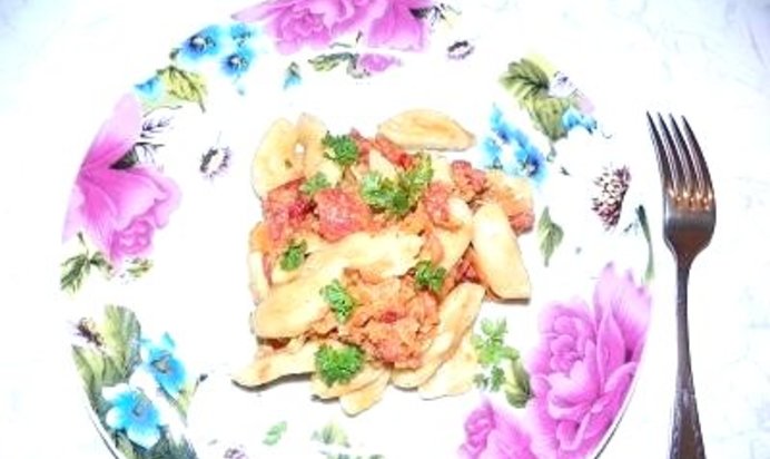 Домашние клецки с соусом из томатов