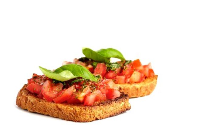 Поджаренный хлеб (bruschette) с помидорами и базиликом