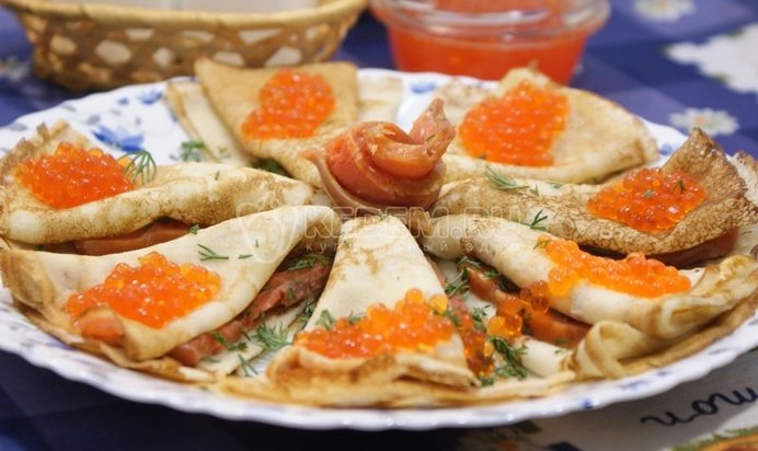 Омлет с клубникой и мандаринами