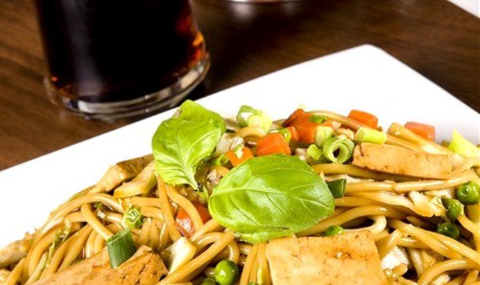 Острые жареные овощи с тофу и лапшой соба