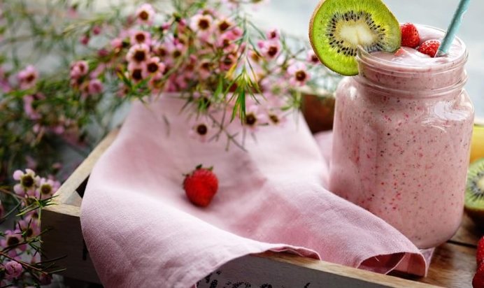 Смузи с бананом, киви, клубникой и кокосовым молоком
