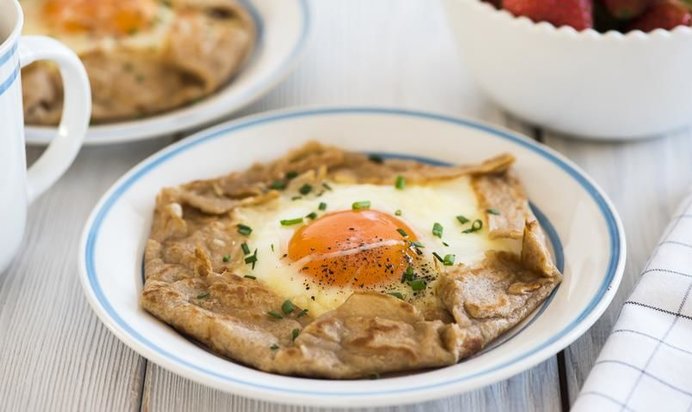 Бретонские блины с ветчиной и яйцом