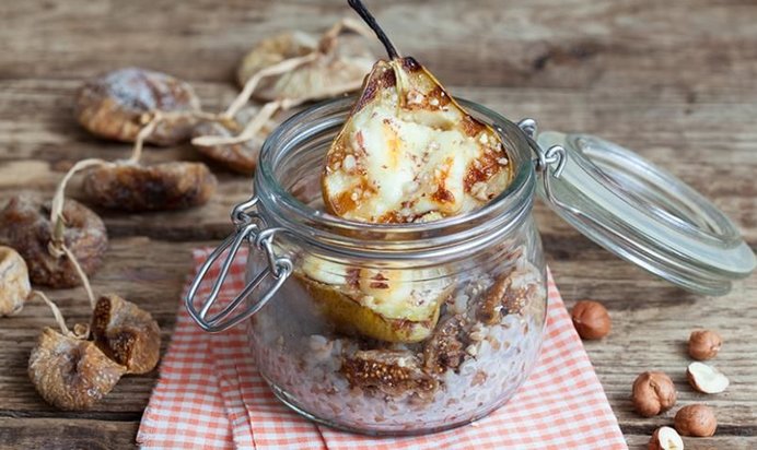 Гречка с сушеным инжиром, груша, обжаренная на гриле и запеченная с козьим сыром