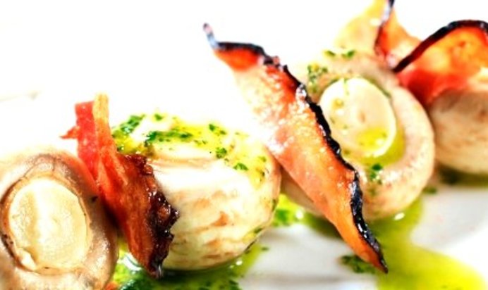 Шашлык из шампиньонов с беконом