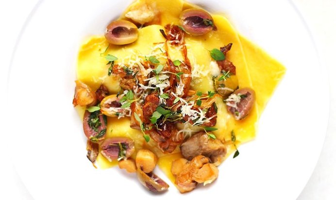 Открытая лазанья с белыми грибами и оливками