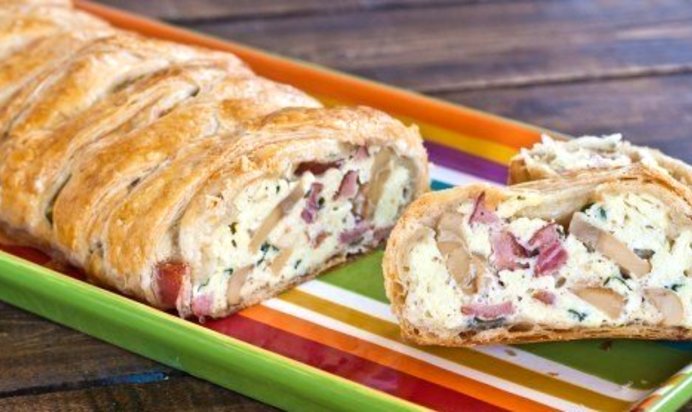 Яичница-болтунья в слоеном тесте