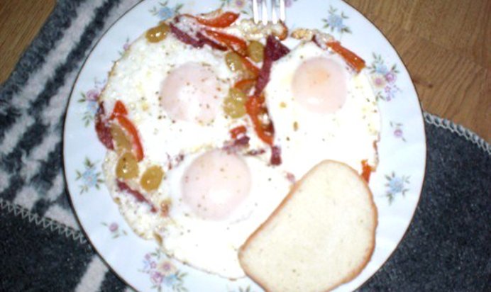 Яичница с виноградом и беконом