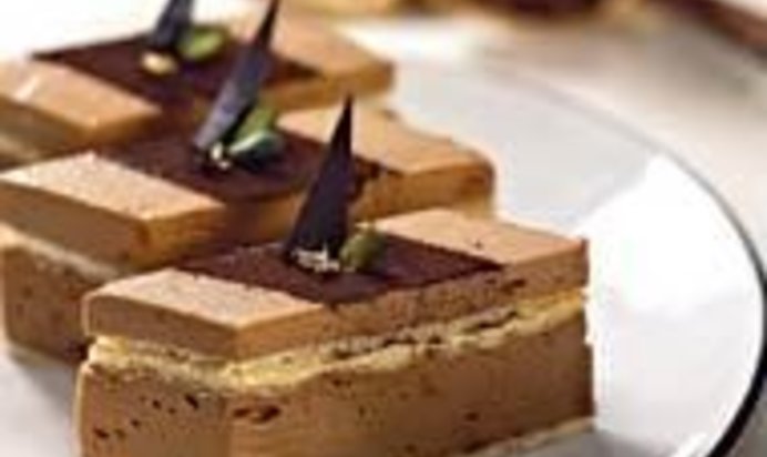 Пирожное с ореховым пралине