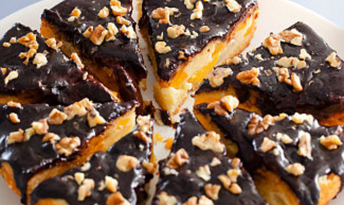 Фруктовая шарлотка с шоколадной глазурью в мультиварке