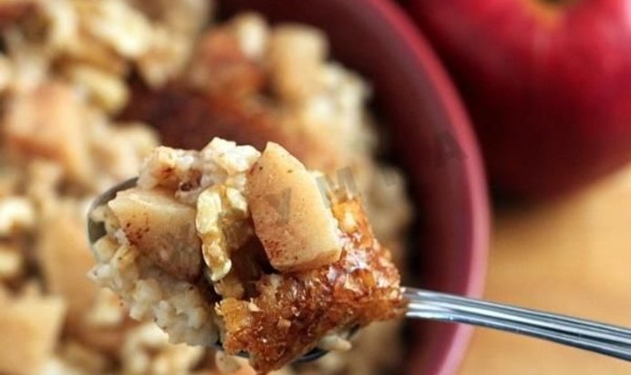 Ночная овсяная каша с яблоками и орехами в мультиварке