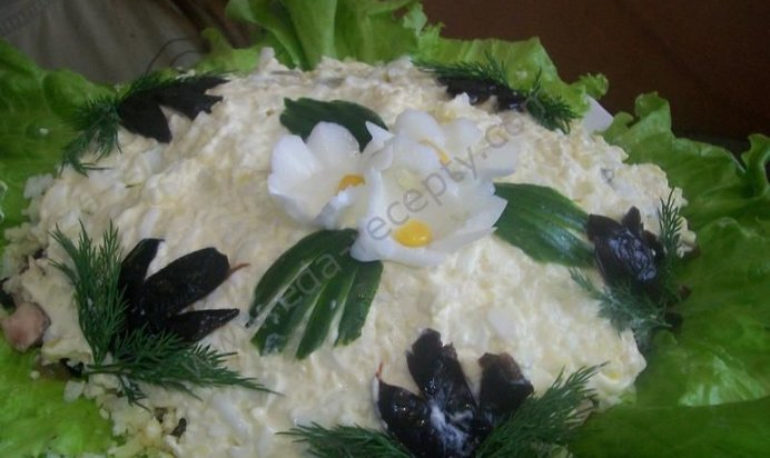 Салат из куры с черносливом с жаренными грибами