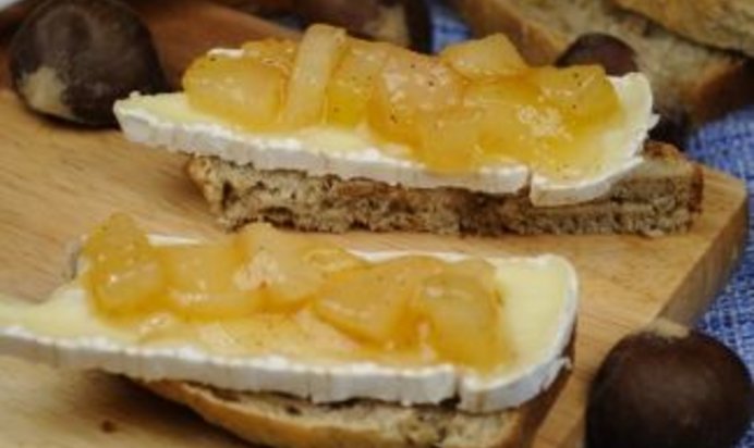 Грушевое варенье с сыром камамбер и каштановым хлебом