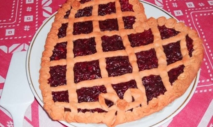 Линцерский пирог с персиками и домашним виноградным желе