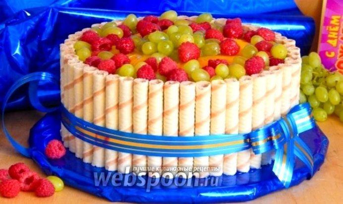 Бисквитно-творожный торт с вафельными трубочками и фруктами