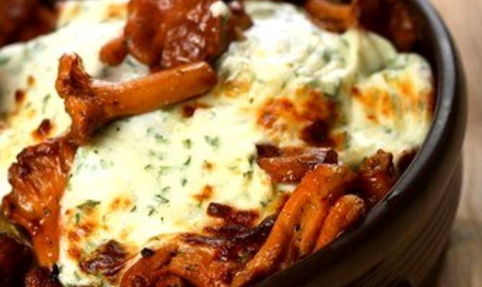 Горячая грибная закуска в винном соусе под сыром