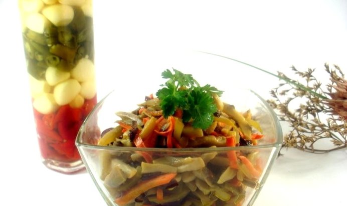 Салат из шампиньонов с белым вином