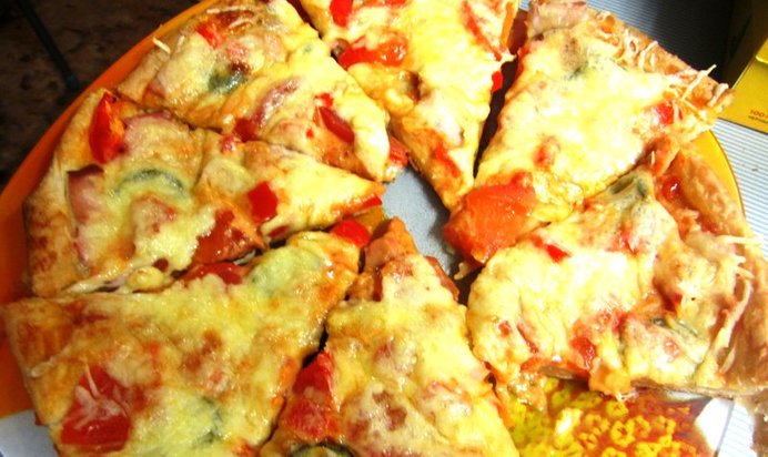 Тонкая пицца с салями, помидорами и сладким перцем