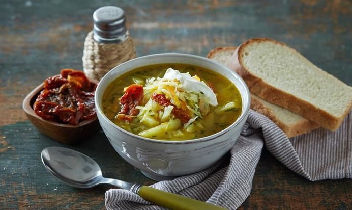 Щи вегетарианские со свежей капустой и вялеными помидорами