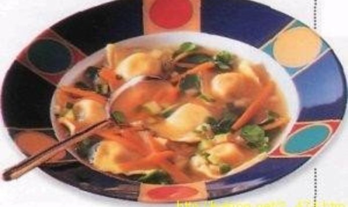 Бульон с овощами и равиоли