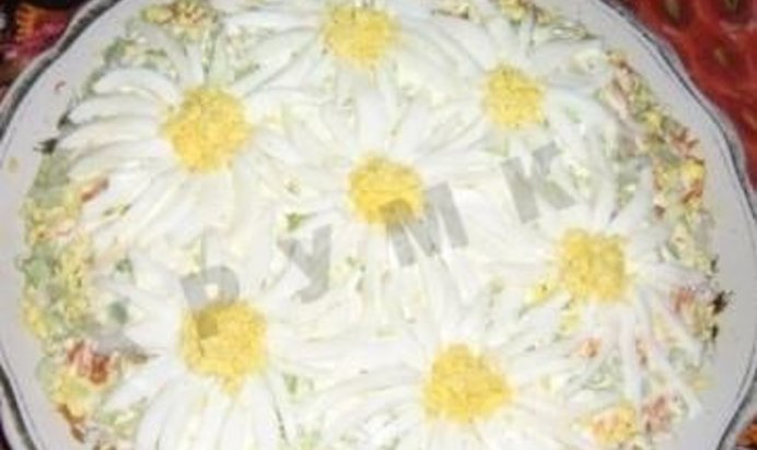 Салат Ромашковое поле с консервами
