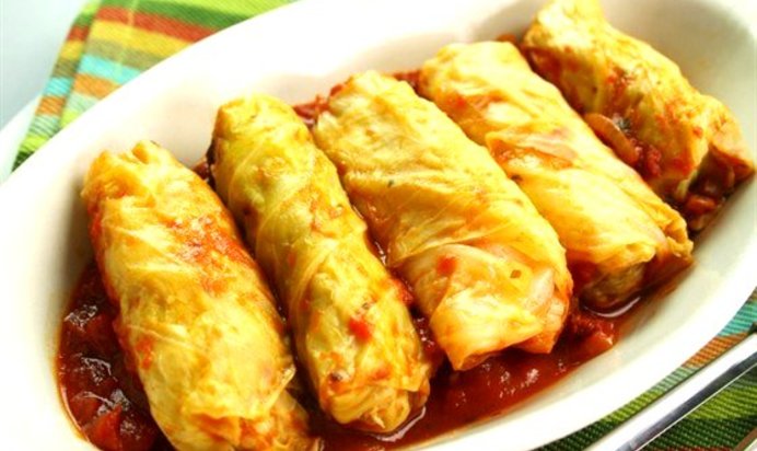 Голубцы из свежей капусты с обжаренными фисташками и кедровыми орешками