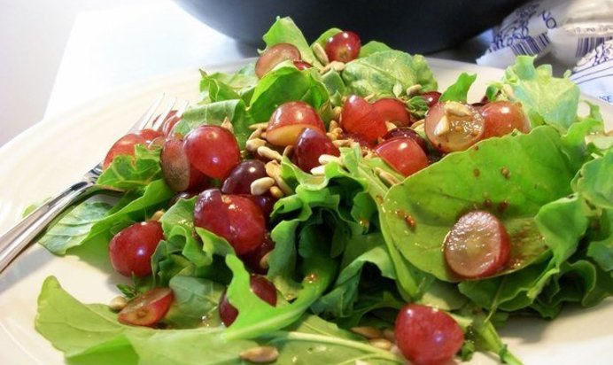 Салат из рукколы и винограда с семечками подсолнечника