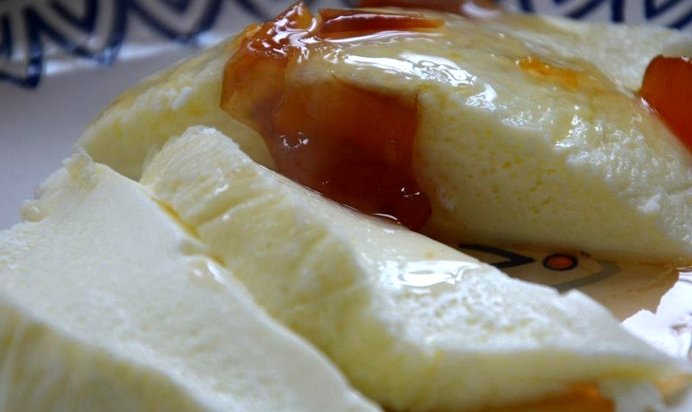 Омлет в пакете с персиковым вареньем