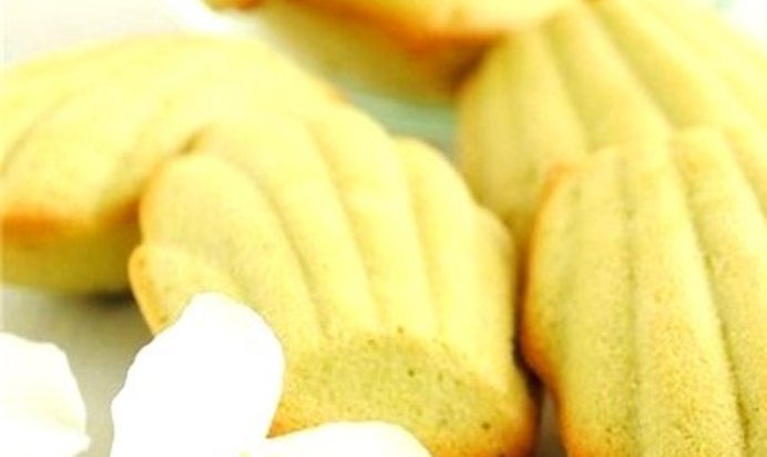 Печенье «Мадлен» с чаем матча