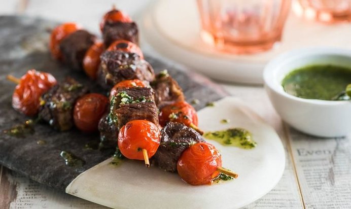 Закуска из ростбифа с помидорами черри и песто