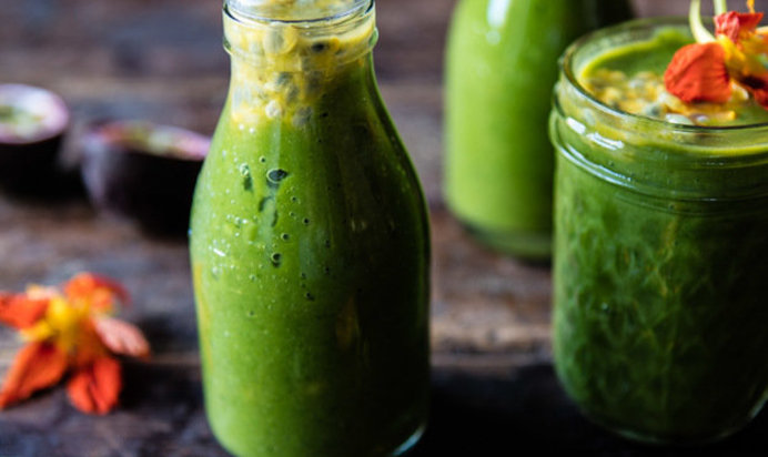 Смузи с манго и шпинатом